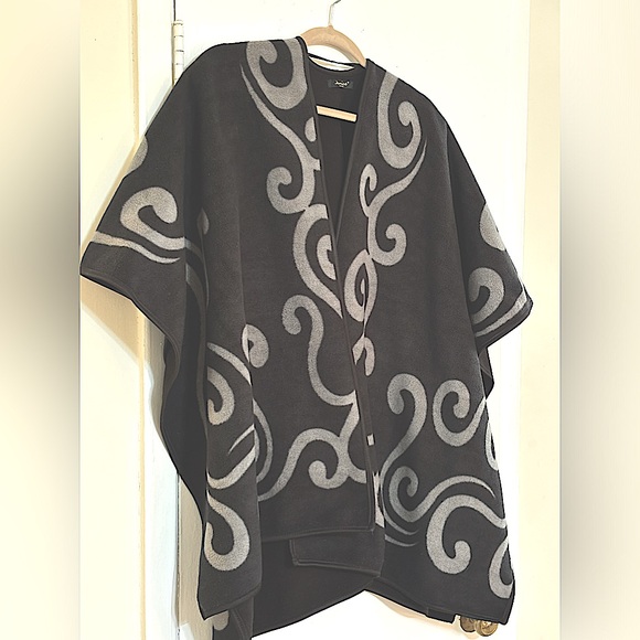 Fleece Poncho, Cape Black With Gray Swirl, Reverses to Solid Black 54x42 - Picture 4 of 12